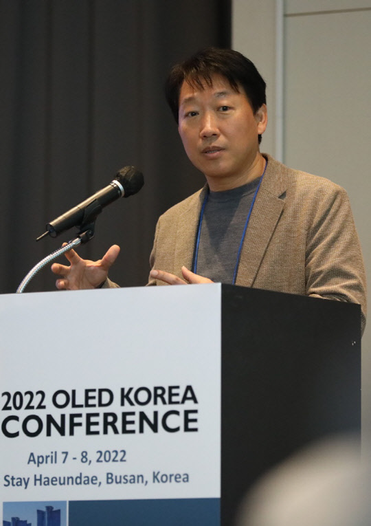 7일 부산 해운대에서 열린 '2022 OLED KOREA' 콘퍼런스에서 이현우 LG디스플레이 전무가 기조연설을 하고 있다. LGD 제공